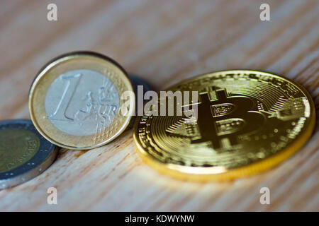 Bitcoin Replik und Euro-Münzen Stockfoto