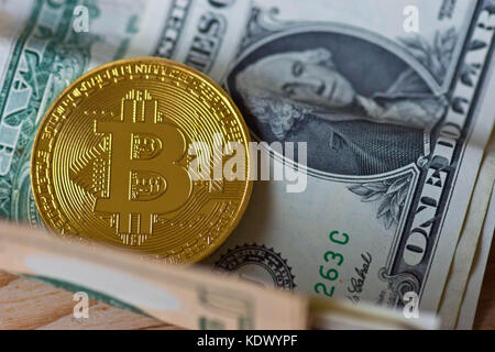 Bitcoin mit Dollar Bill Stockfoto