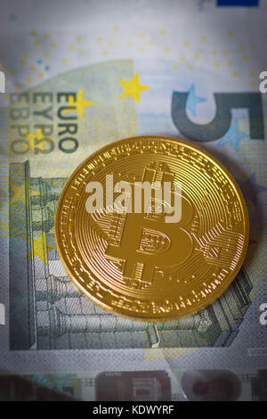 Bitcoin-Replik und Euro-Münzen Stockfoto