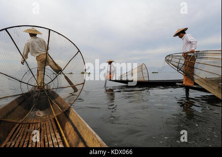 05.03.2014, Nyaung Shwe, Republik der Union Myanmar, Asien - Drei traditionellen Einbeinruderer sind Angeln am Inle See gesehen. Stockfoto