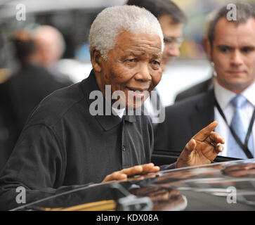 Aktuelle NACHRICHTEN - DATEIFOTO - ORIG-FOTO AUFGENOMMEN - Der Ehemalige südafrikanische Präsident Nelson Mandela ist abgebildet und verlässt Londons Dorchester Hotel für eine besondere Party im Hyde Park, um seinen 90. Geburtstag am 27.06.2008 LONDON, ENGLAND - 26. FEBRUAR zu feiern: 1993 der Nobelpreisträger Nelson Mandela erholt sich nach diagnostischer Bauchoperation gut im Krankenhaus. Der ehemalige südafrikanische Führer Nelson Mandela wurde am Sonntag nach erfolgreicher Behandlung wegen einer Bauchbeschwerde aus dem Krankenhaus entlassen. Der 93-jährige Ex-Chef wurde einer Laparoskopie unterzogen - ein Verfahren, bei dem der Abd Stockfoto