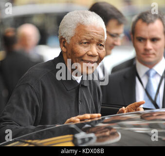 Aktuelle NACHRICHTEN - DATEIFOTO - ORIG-FOTO AUFGENOMMEN - Der Ehemalige südafrikanische Präsident Nelson Mandela ist abgebildet und verlässt Londons Dorchester Hotel für eine besondere Party im Hyde Park, um seinen 90. Geburtstag am 27.06.2008 LONDON, ENGLAND - 26. FEBRUAR zu feiern: 1993 der Nobelpreisträger Nelson Mandela erholt sich nach diagnostischer Bauchoperation gut im Krankenhaus. Der ehemalige südafrikanische Führer Nelson Mandela wurde am Sonntag nach erfolgreicher Behandlung wegen einer Bauchbeschwerde aus dem Krankenhaus entlassen. Der 93-jährige Ex-Chef wurde einer Laparoskopie unterzogen - ein Verfahren, bei dem der Abd Stockfoto