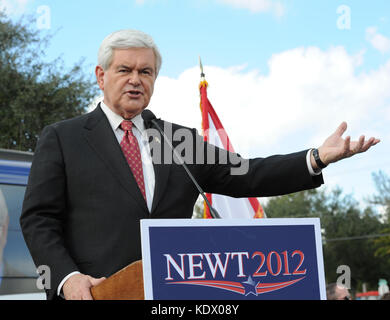 CORAL SPRINGS, FL - Januar 25: republikanischen Präsidentschaftskandidaten ehemaliger Sprecher Newt Gingrich und Frau Callista Gingrich halten eine Kundgebung auf dem Parkplatz der Flügel Plus Restaurant. Am 25. Januar 2012 in Coral Springs, Florida Personen: Newt Gingrich Callista Gingrich Getriebe Ref: FLXX Hoo-Me.com/MediaPunch Stockfoto