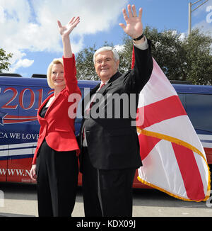 CORAL SPRINGS, FL - Januar 25: republikanischen Präsidentschaftskandidaten ehemaliger Sprecher Newt Gingrich und Frau Callista Gingrich halten eine Kundgebung auf dem Parkplatz der Flügel Plus Restaurant. Am 25. Januar 2012 in Coral Springs, Florida Personen: Newt Gingrich Callista Gingrich Getriebe Ref: MNC 5 Hoo-Me.com/MediaPunch Stockfoto