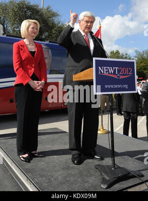 CORAL SPRINGS, FL - Januar 25: republikanischen Präsidentschaftskandidaten ehemaliger Sprecher Newt Gingrich und Frau Callista Gingrich halten eine Kundgebung auf dem Parkplatz der Flügel Plus Restaurant. Am 25. Januar 2012 in Coral Springs, Florida Personen: Newt Gingrich Callista Gingrich Getriebe Ref: MNC 5 Hoo-Me.com/MediaPunch Stockfoto