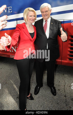 CORAL SPRINGS, FL - Januar 25: republikanischen Präsidentschaftskandidaten ehemaliger Sprecher Newt Gingrich und Frau Callista Gingrich halten eine Kundgebung auf dem Parkplatz der Flügel Plus Restaurant. Am 25. Januar 2012 in Coral Springs, Florida Personen: Newt Gingrich Callista Gingrich Getriebe Ref: MNC 5 Hoo-Me.com/MediaPunch Stockfoto