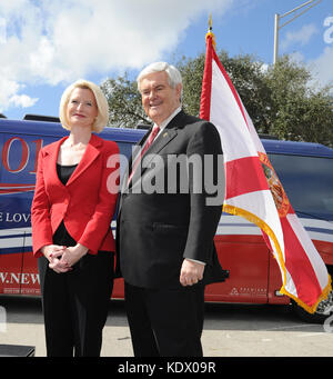 CORAL SPRINGS, FL - Januar 25: republikanischen Präsidentschaftskandidaten ehemaliger Sprecher Newt Gingrich und Frau Callista Gingrich halten eine Kundgebung auf dem Parkplatz der Flügel Plus Restaurant. Am 25. Januar 2012 in Coral Springs, Florida Personen: Newt Gingrich Callista Gingrich Getriebe Ref: MNC 5 Hoo-Me.com/MediaPunch Stockfoto