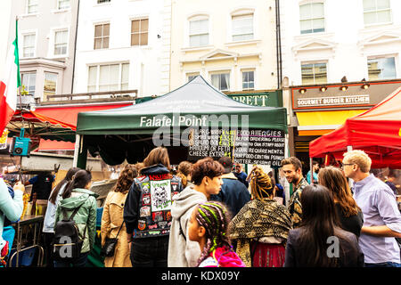 Falafel Garküche, Falafel oder felafel ist ein frittiertes Ball-, Ring- oder Patty vom Boden aus Kichererbsen, Bohnen, oder beides. falafel Marktstand Stockfoto