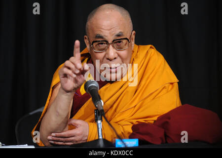 New YORK - 20. MAI: Seine Heiligkeit Der Dalai Lama besucht die Radio City Music Hall am 20. Mai 2010 in New York City. Menschen: Der Dalai Lama Transmission Ref: MNC1 Hoo-Me.com / MediaPunch Stockfoto