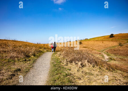 Ein paar Gehminuten zusammen die gewundenen Pfaden auf Caerphilly Berg, Caerphilly, Wales, Großbritannien Stockfoto