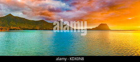 Erstaunliche Landschaft. Blick auf den Le Morne Brabant bei Sonnenuntergang. Mauritius Insel. panorama Stockfoto