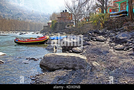 White Water Rafting Boote in der beas River in Manali Region des Himalaya verankert, Indien. Stockfoto