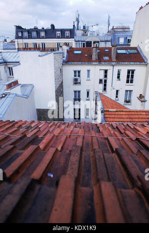 Dachlandschaft von einem Fenster, Paris, Frankreich Stockfoto