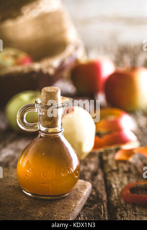 Apfelessig. Flasche Apfel Bio Essig auf Holz- Hintergrund. gesunde Bio-lebensmittel. Stockfoto