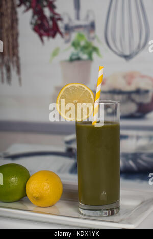 Gesundheit Grün smoothie Trinken garniert mit Zitronen und Limetten. Stockfoto