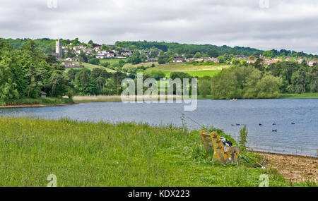 BLAGDON LAKE SOMERSET ENGLAND Frühling die Wiesen voller wilder Blumen mit BLAGDON DORF UND KIRCHE IM HINTERGRUND Stockfoto