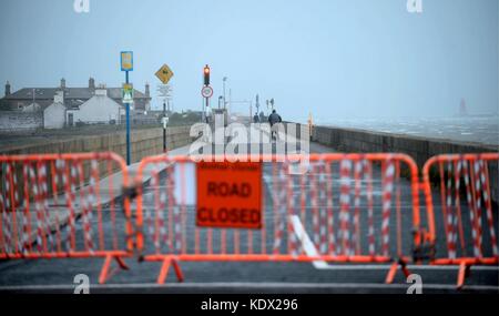 Allgemeine Ansicht der Straßensperrung an der Holzbrücke nach North Bull Island, Clontarf, Dublin, Irland, wie Hurrikan Ophelia schlägt das Vereinigte Königreich und Irland mit Böen von bis zu 80 mph. Stockfoto