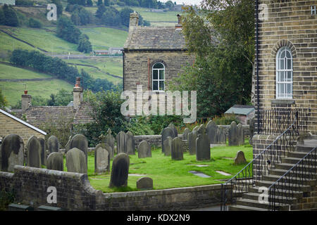 Pennines Dorf, Haworth in West Yorkshire, England. Hall Green Baptist Kirche Friedhof Stockfoto