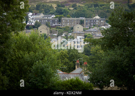 Pennines Dorf, Haworth in West Yorkshire, England. Typische Wohnungsbestand über das Tal Stockfoto