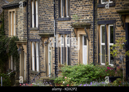 Pennines Dorf, Haworth in West Yorkshire, England. Stein terrassierten Hütten auf bridgehouse Lane Stockfoto