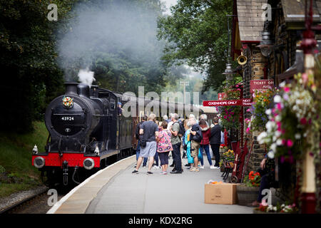 Pennines Dorf, Haworth in West Yorkshire, England. 4F 0-6-0 43924 erhaltene Dampfmaschine auf der Keighley und Worth Valley Railway Stockfoto