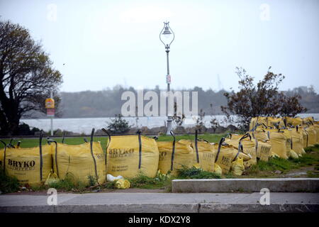 Sandsäcke in Clontarf, Dublin, Irland, als der Orgelwind Ophelia Großbritannien und Irland mit Böen von bis zu 80 mph bekämpft. Stockfoto