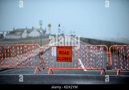 Allgemeine Ansicht der Straßensperrung an der Holzbrücke nach North Bull Island, Clontarf, Dublin, Irland, wie Hurrikan Ophelia schlägt das Vereinigte Königreich und Irland mit Böen von bis zu 80 mph. Stockfoto