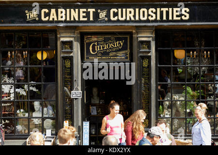 Pennines Dorf, Haworth in West Yorkshire, England. Das Kabinett der Kuriositäten auf der steilen Straße Stockfoto