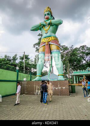 Herr Hanuman, Anhänger und Adjutant von Lord Rama, genannt der Affe Gottes ist ein 50" Statue am Eingang des Ramayana Höhle, Teil der Batu Höhlen Komplexe Stockfoto