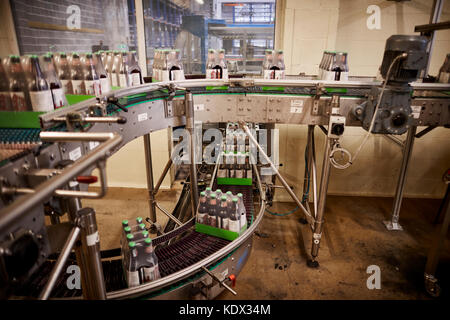 Robinsons Brauerei in Stockport brauen die erste Produktion von LÖWENHERZ für Brookfield Brauerei dargestellt, die Abfüllanlage Stockfoto