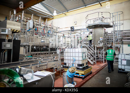 Robinsons Brauerei in Stockport brauen die erste Produktion von LÖWENHERZ für Brookfield Brauerei dargestellt, die Abfüllanlage Stockfoto