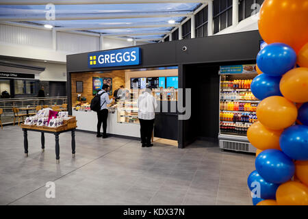 Bolton Interchance öffnet sich mit einem neuen Greggs Shop im JRW Gruppe rebrand zu Reif. Stockfoto