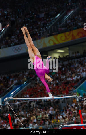 Nastia Liukin (USA) für Frauen Einzelnen rund um Gymnastik goldmedaillengewinner am Stufenbarren an der Olympischen Sommerspiele 2008 in Peking konkurrieren, Chi Stockfoto