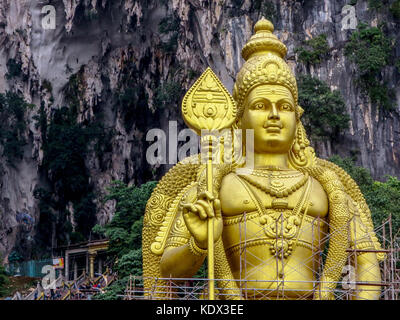 Zweithöchste Statue von Lord Murugan, der hinduistische Gott des Krieges, steht direkt vor dem Eingang zum Batu Höhlen in Gombak, Selangor, Malaysia. Stockfoto
