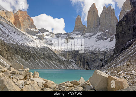 Steile Klippen oberhalb eines alpinen See im Torres del Paine Nationalpark in Patagonien Chile Stockfoto