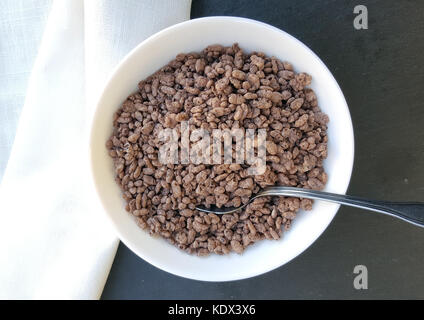 Schokolade Getreide in der Schüssel Stockfoto