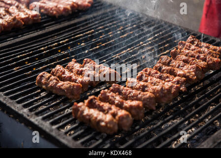 Traditionelle rumänische Küche. Fleischbällchen namens Mici oder Mititei auf Grill Stockfoto