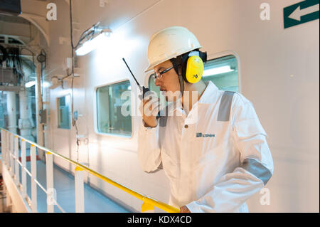 Das Schiff ist in Engineering Officer im Maschinenraum mit UKW-Radio Stockfoto