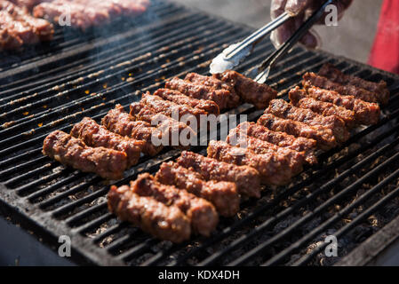 Traditionelle rumänische Küche, gegrilltes Fleisch, Brötchen, Mititei oder Mici Stockfoto