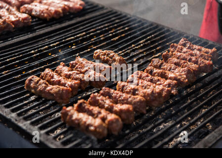 Fleisch Rollen (Mititei, Mici) am Grill. Traditionelle rumänische und balcanic Essen Stockfoto