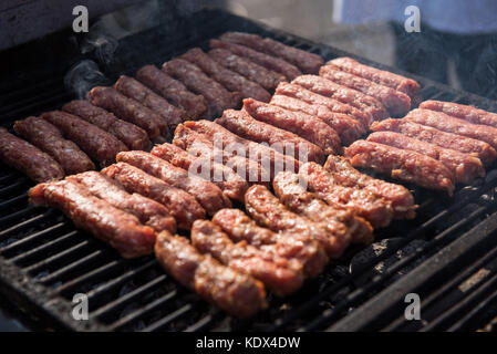 Rohes Fleisch, Mici, Mititei, Cevapcici, Schweinfleisch Brötchen barbecue Stockfoto