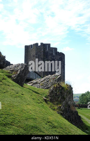 South East Tower (im Vordergrund) mit der North West Tower im Hintergrund. Caerphilly Castle. Stockfoto