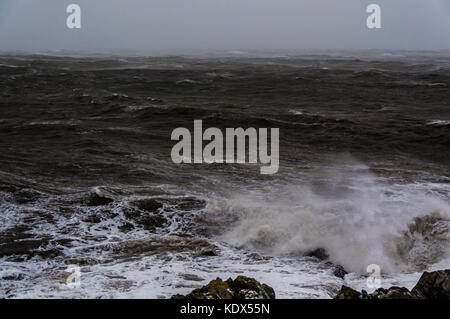 Stürmischer See in der Nähe der Stadt Greystones, Ostküste Irlands, in der irischen See. Schwanz von Hurrikan Ophelia. Stockfoto