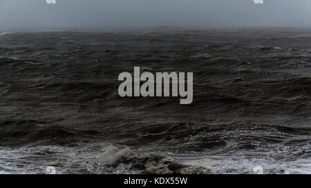 Stürmischer See in der Nähe der Stadt Greystones, Ostküste Irlands, in der irischen See. Schwanz von Hurrikan Ophelia. Stockfoto