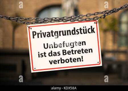 Warnschild mit deutschem Text 'Privatgrundstück - unbefugten ist das Betreten verboten' Stockfoto