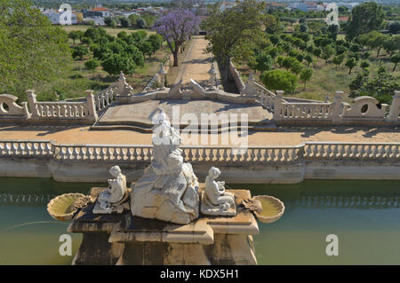 Überblick über die Gärten der estoi Palace im Dorf Estoi. Wahrzeichen, Hotel und National Monument, großes Beispiel der romantischen Architektur Stockfoto