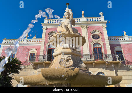 Springbrunnen von estoi Palace im Dorf Estoi. Wahrzeichen, Hotel und nationalen Denkmal, das ist ein gutes Beispiel der romantischen Architektur Stockfoto