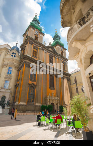 Budapester Café, Blick auf junge Leute, die vor einem Café im Stadtteil Belvaros im Zentrum von Budapest, Ungarn, an Tischen sitzen. Stockfoto