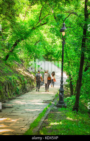 Budapest Park, Blick im Sommer von Menschen zu Fuß durch den Park unter dem Königspalast, Var Hill, Budapest, Ungarn. Stockfoto