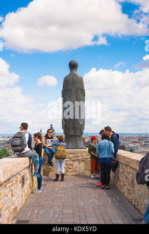 Budapest Royal Palace, Touristen, die in den königlichen Palast stehen auf einem Wall mit Blick auf die Stadt Budapest, Ungarn. Stockfoto